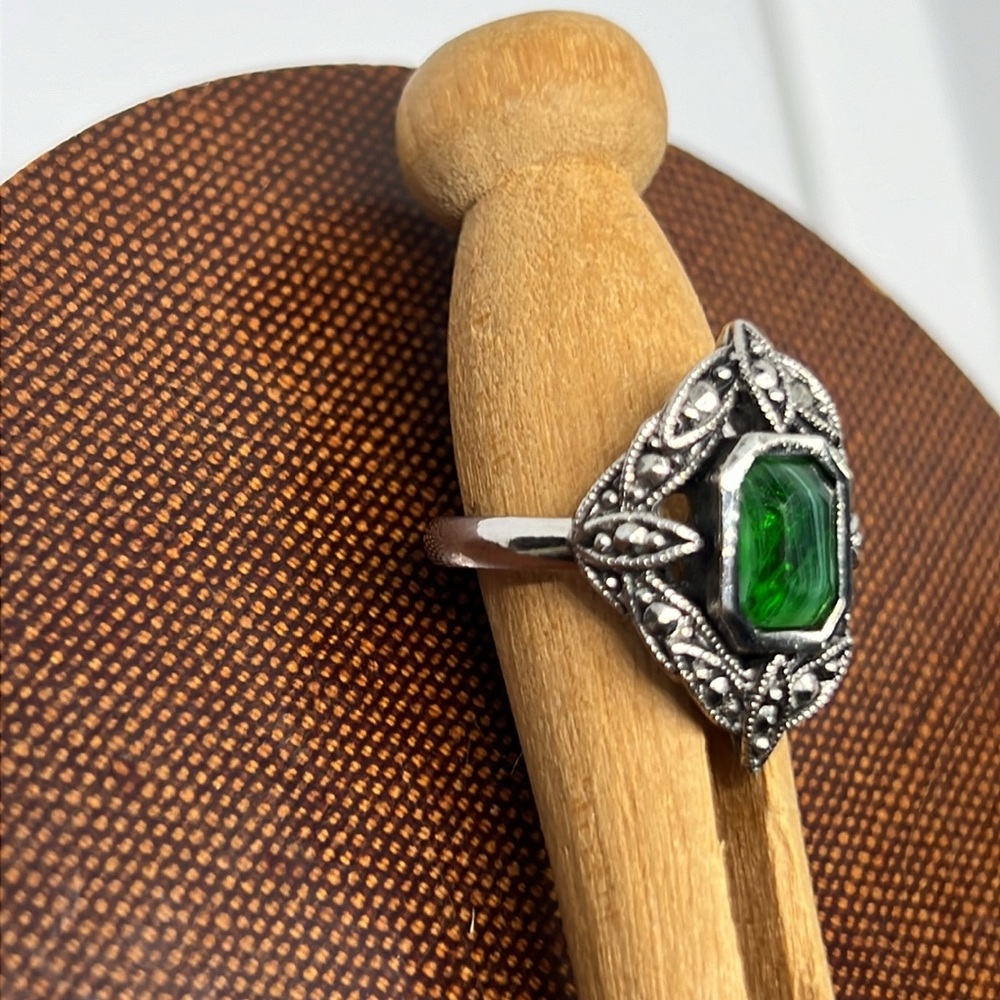 VTG 70s AVON Green Marbled Stone/Marcasite NeoVictorian SilverTone Cocktail Ring - Picture 2 of 4